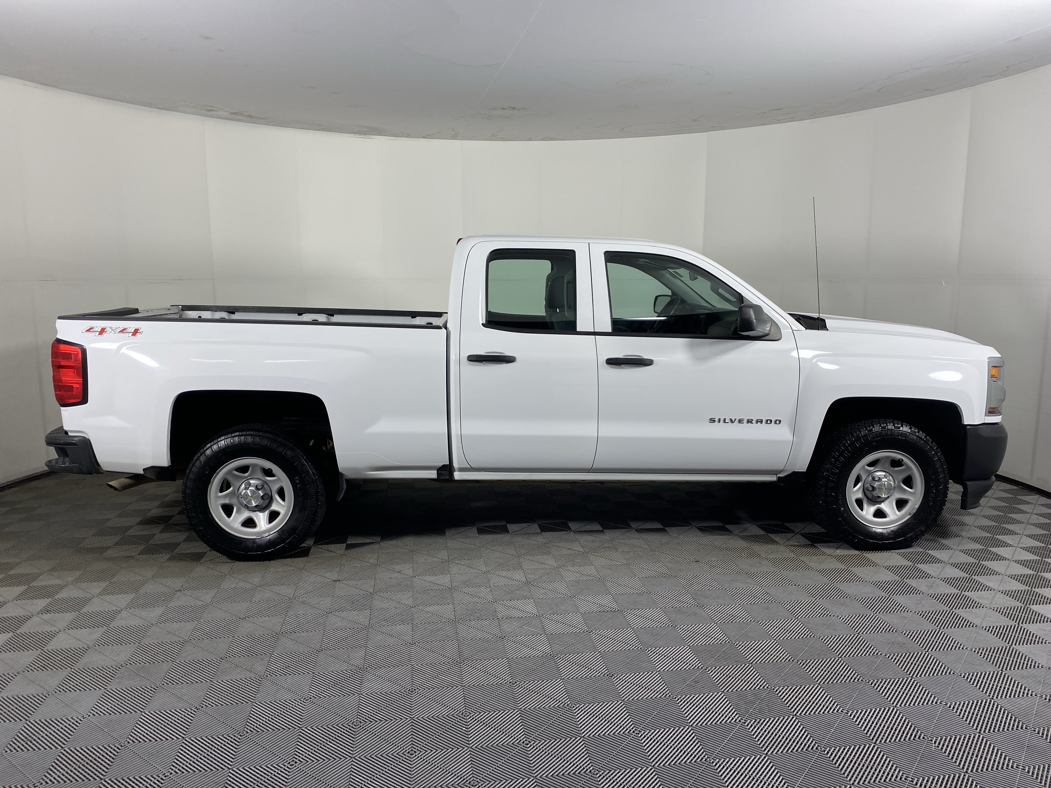 Used 2017 Chevrolet Silverado 1500 W/T w/ Trailering Package AWD/4WD image 4