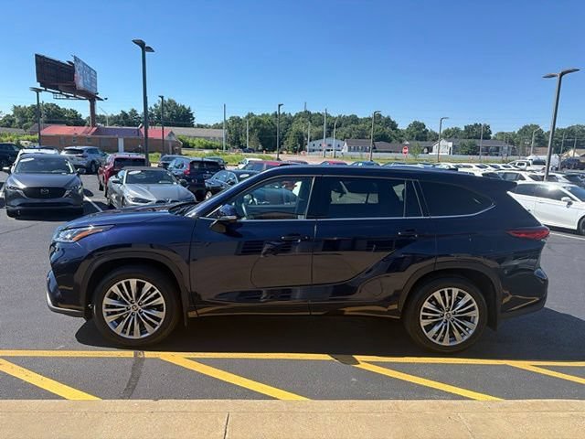 Used 2023 Toyota Highlander Platinum FWD image 3