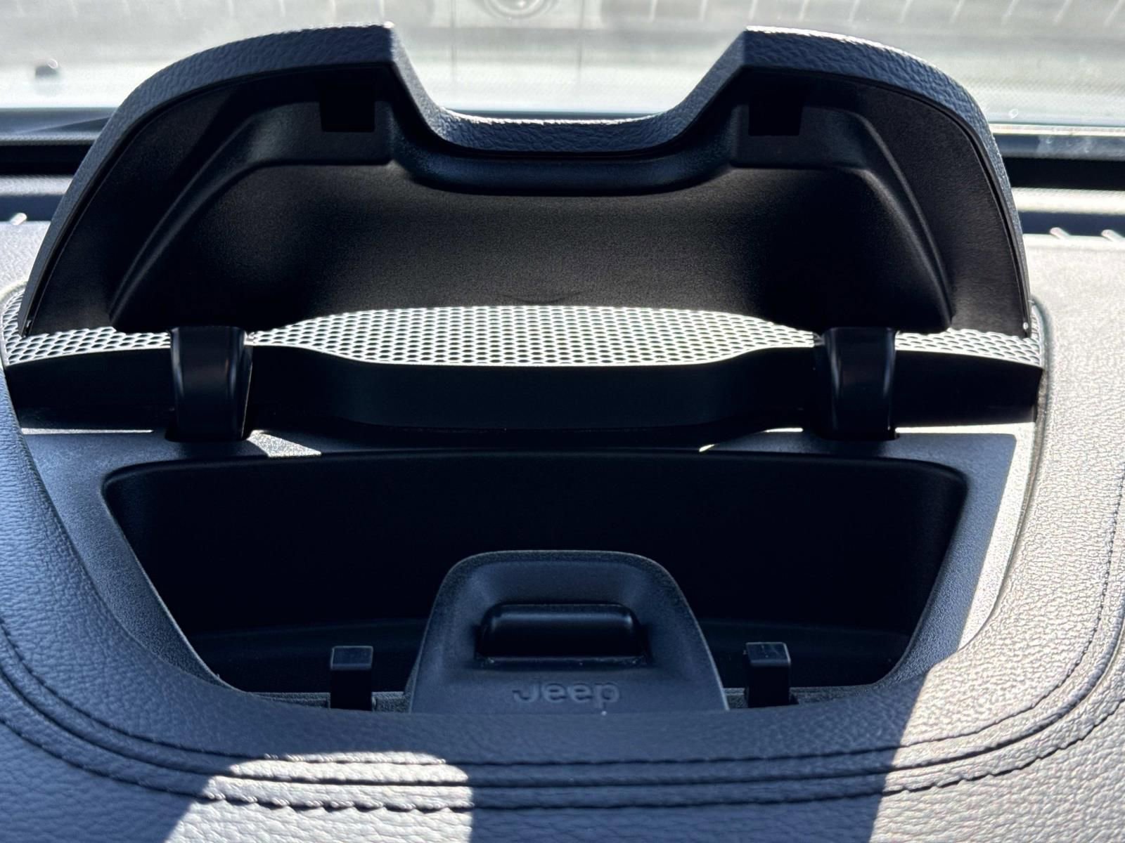 Used 2023 Jeep Cherokee Altitude Lux image 11