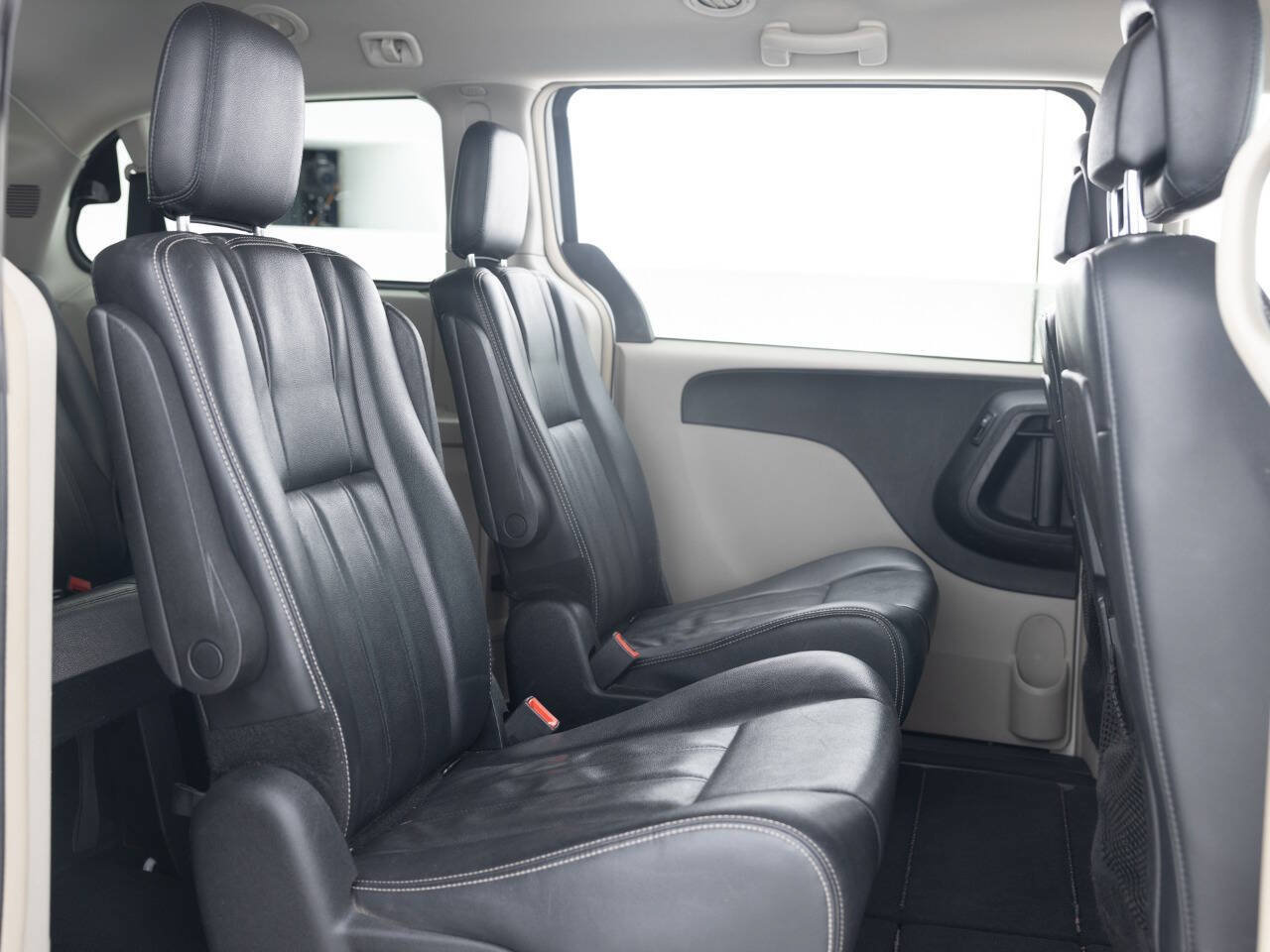 Used 2013 Chrysler Town & Country Touring FWD image 31