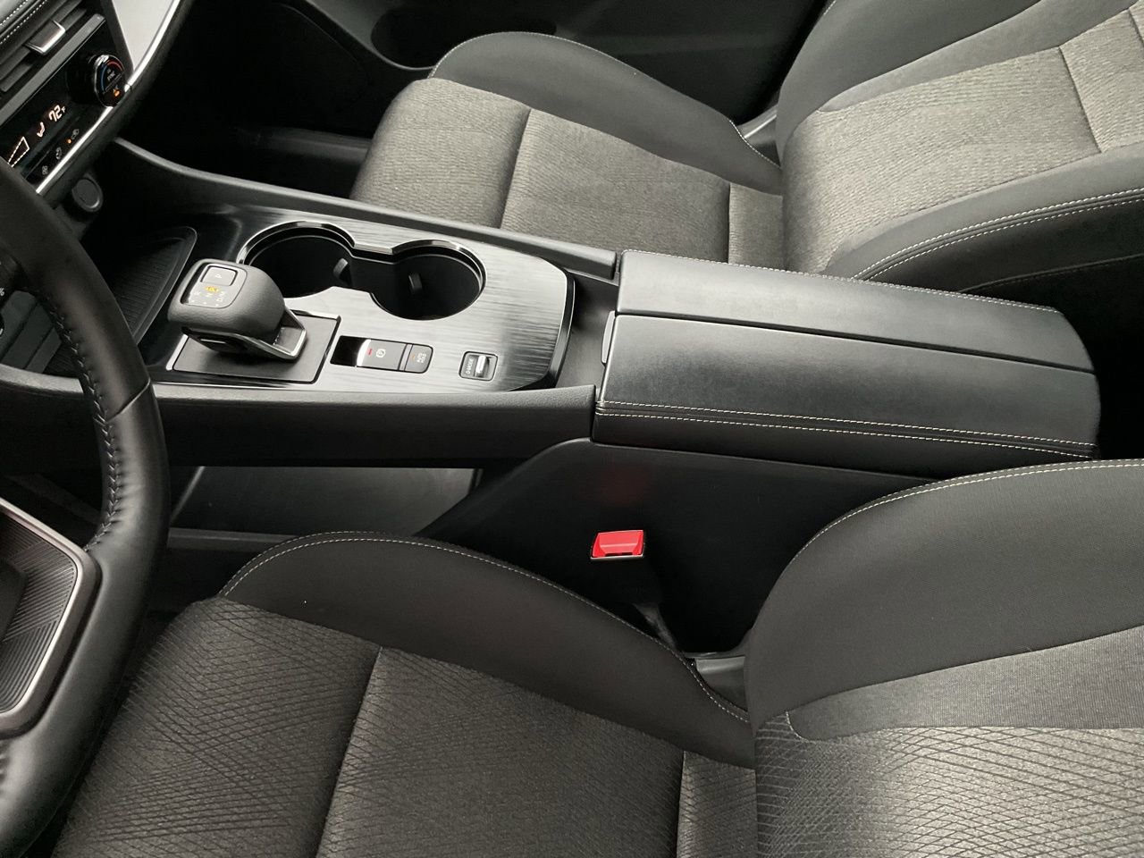 Used 2025 Nissan Rogue SV image 33