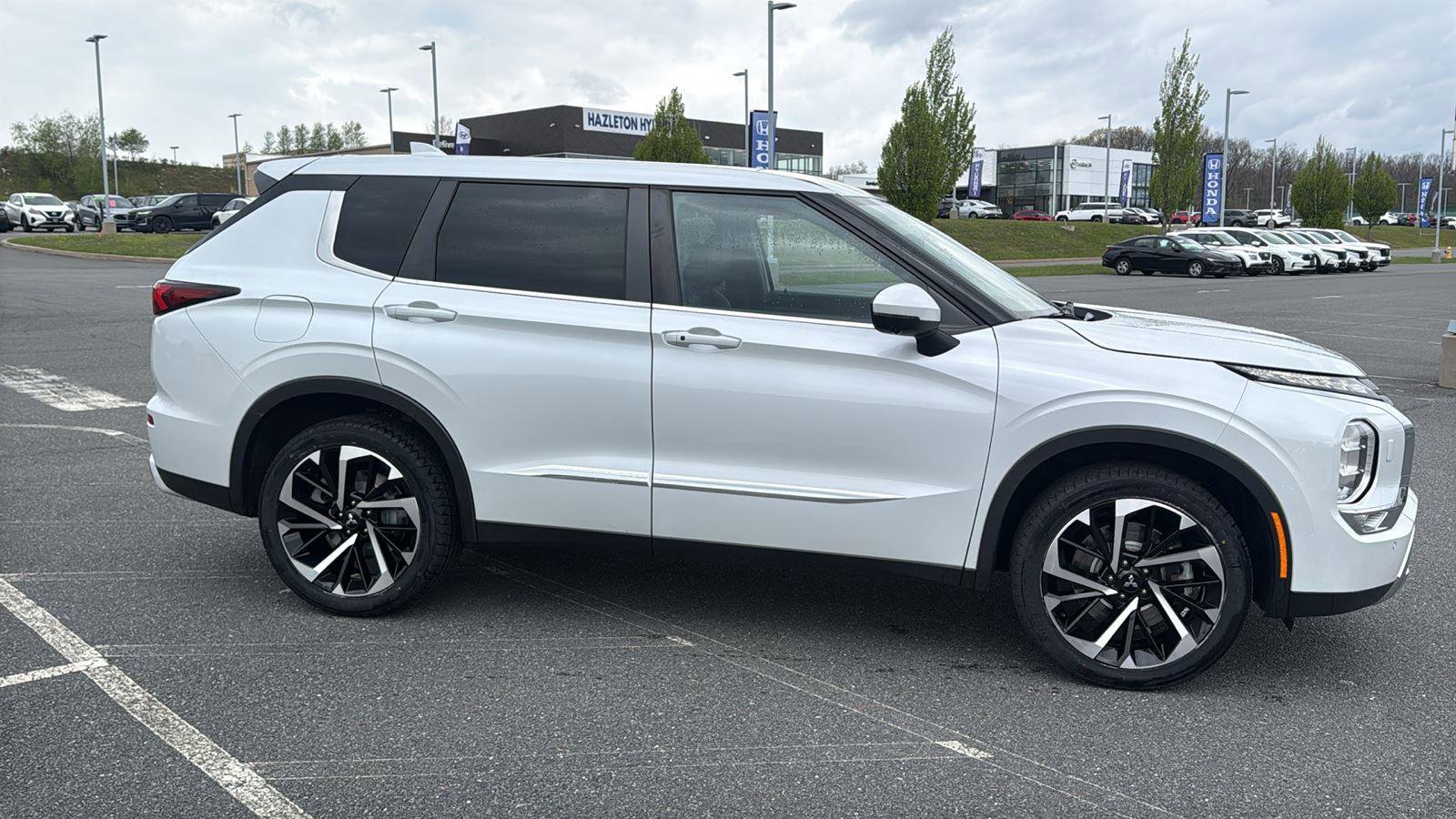 Used 2022 Mitsubishi Outlander SE AWD/4WD image 3