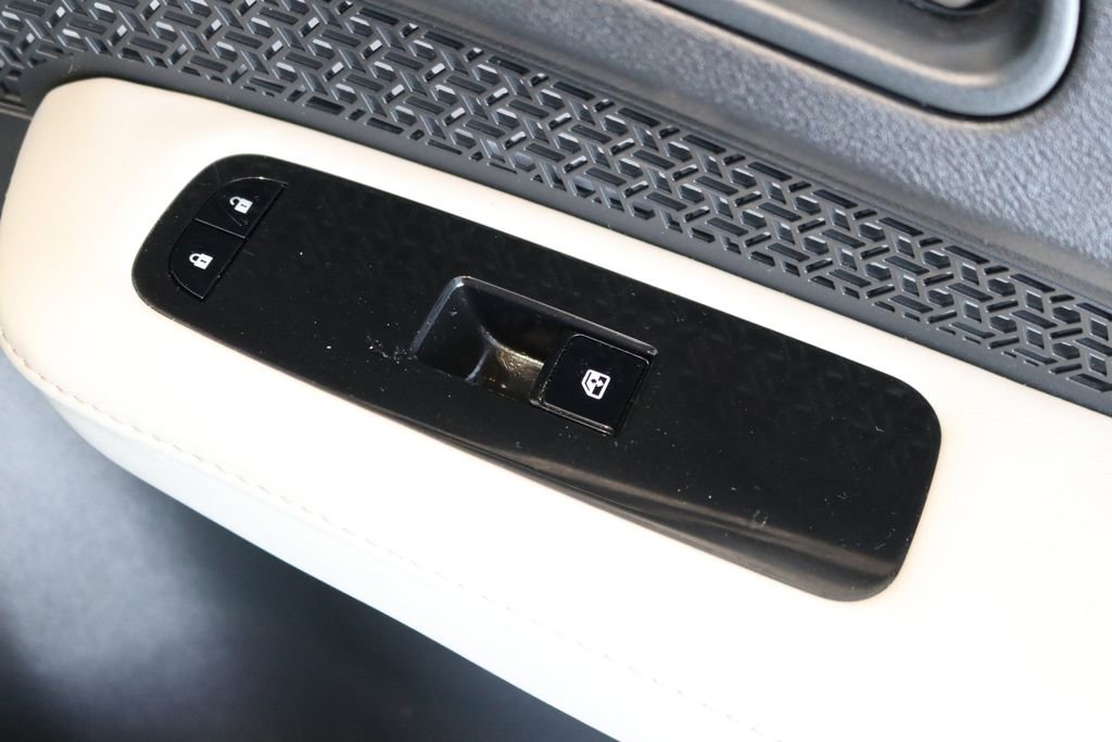 Used 2023 Nissan Ariya AWD image 37