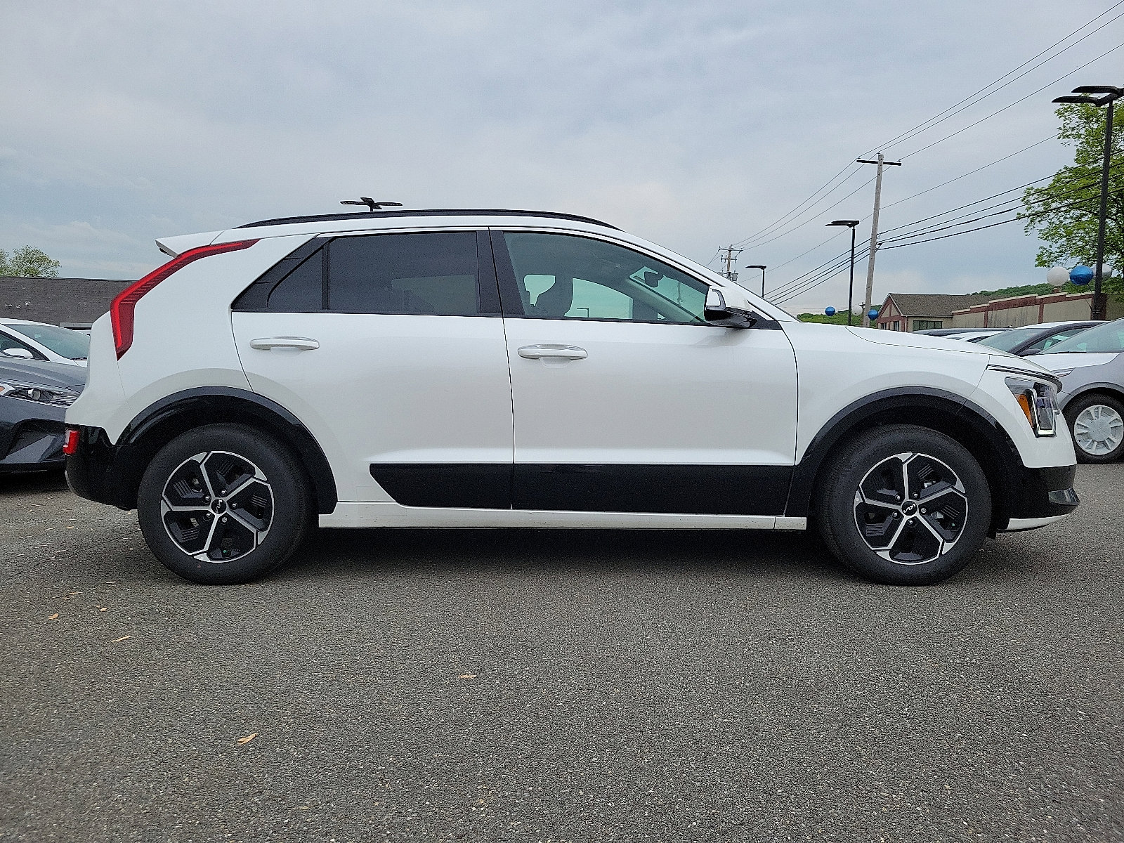 Used 2024 Kia Niro SX image 7