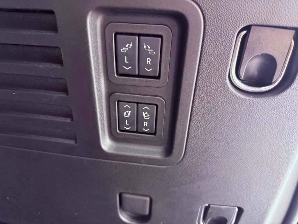 Used 2025 Chevrolet Traverse High Country image 16
