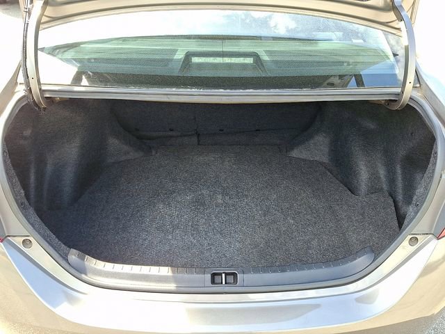 Used 2018 Toyota Corolla XSE image 23