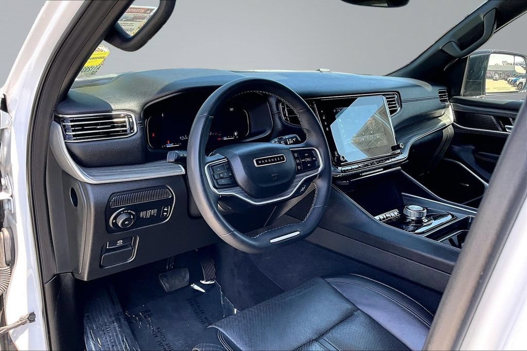 Used 2023 Jeep Wagoneer L Series II RWD image 4
