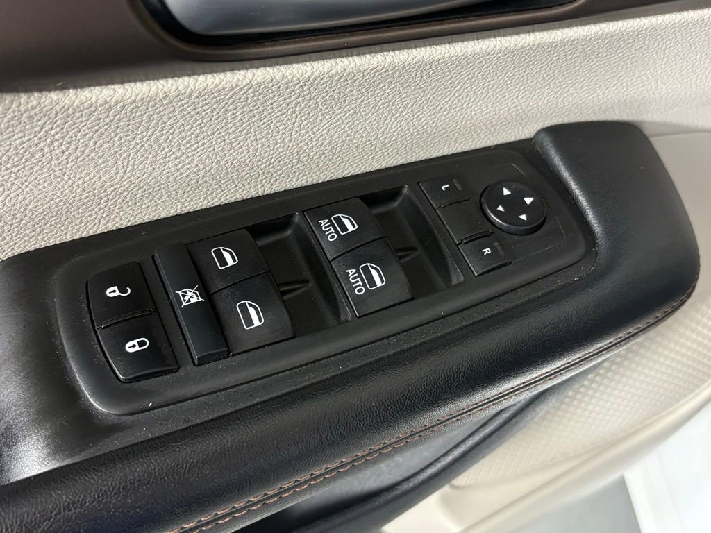 Used 2019 Chrysler Pacifica Touring-L image 14