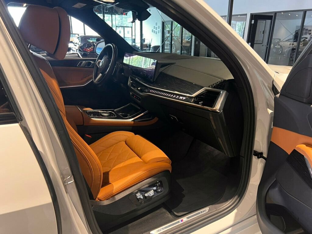 Used 2023 BMW X7 xDrive40i w/ M Sport Package AWD/4WD image 31