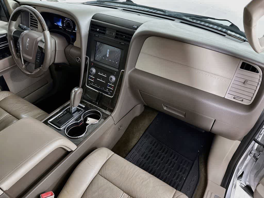 Used 2016 Lincoln Navigator Select RWD image 33