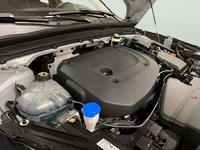 Used 2025 Volvo XC40 B5 Plus AWD/4WD image 13