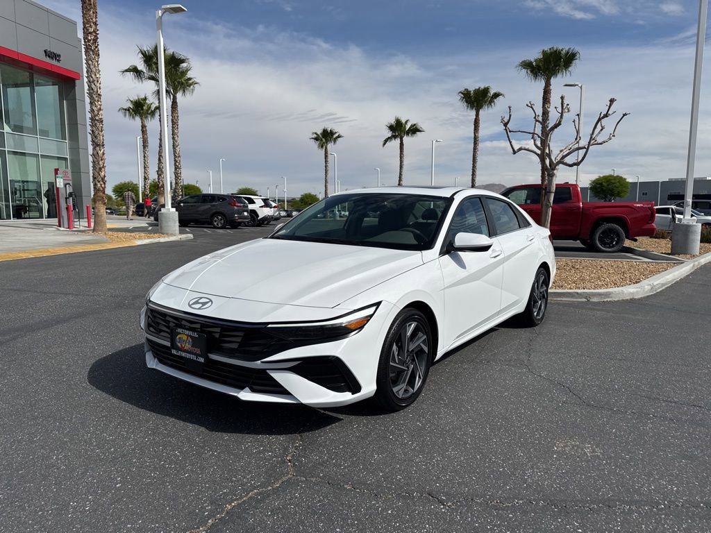 Used 2025 Hyundai Elantra SEL image 2