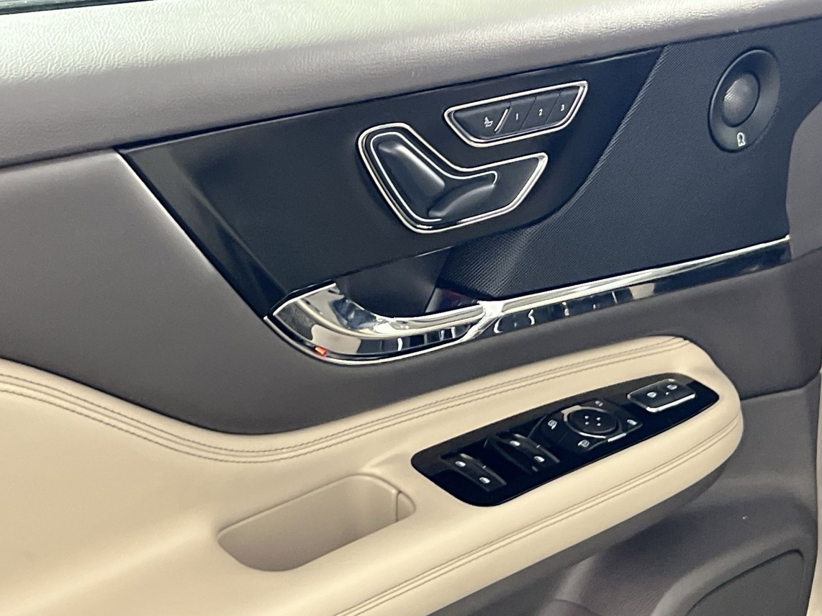 Used 2020 Lincoln Corsair Reserve w/ Elements Package FWD image 16