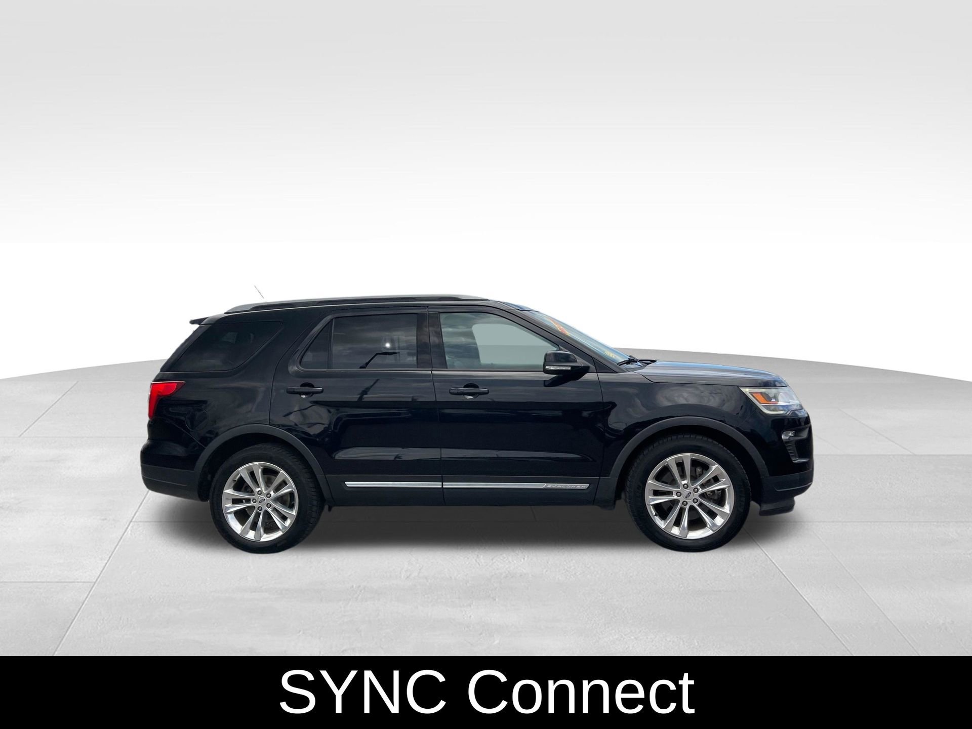 Used 2018 Ford Explorer XLT w/ Equipment Group 202A FWD image 4
