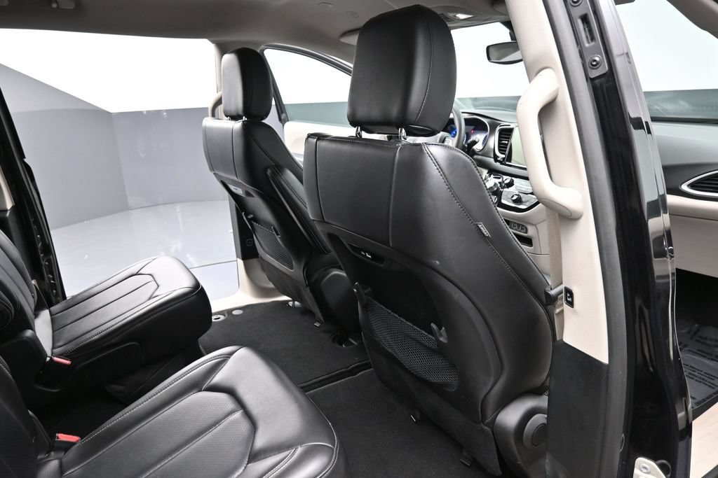 Used 2024 Chrysler Pacifica Touring-L FWD image 25