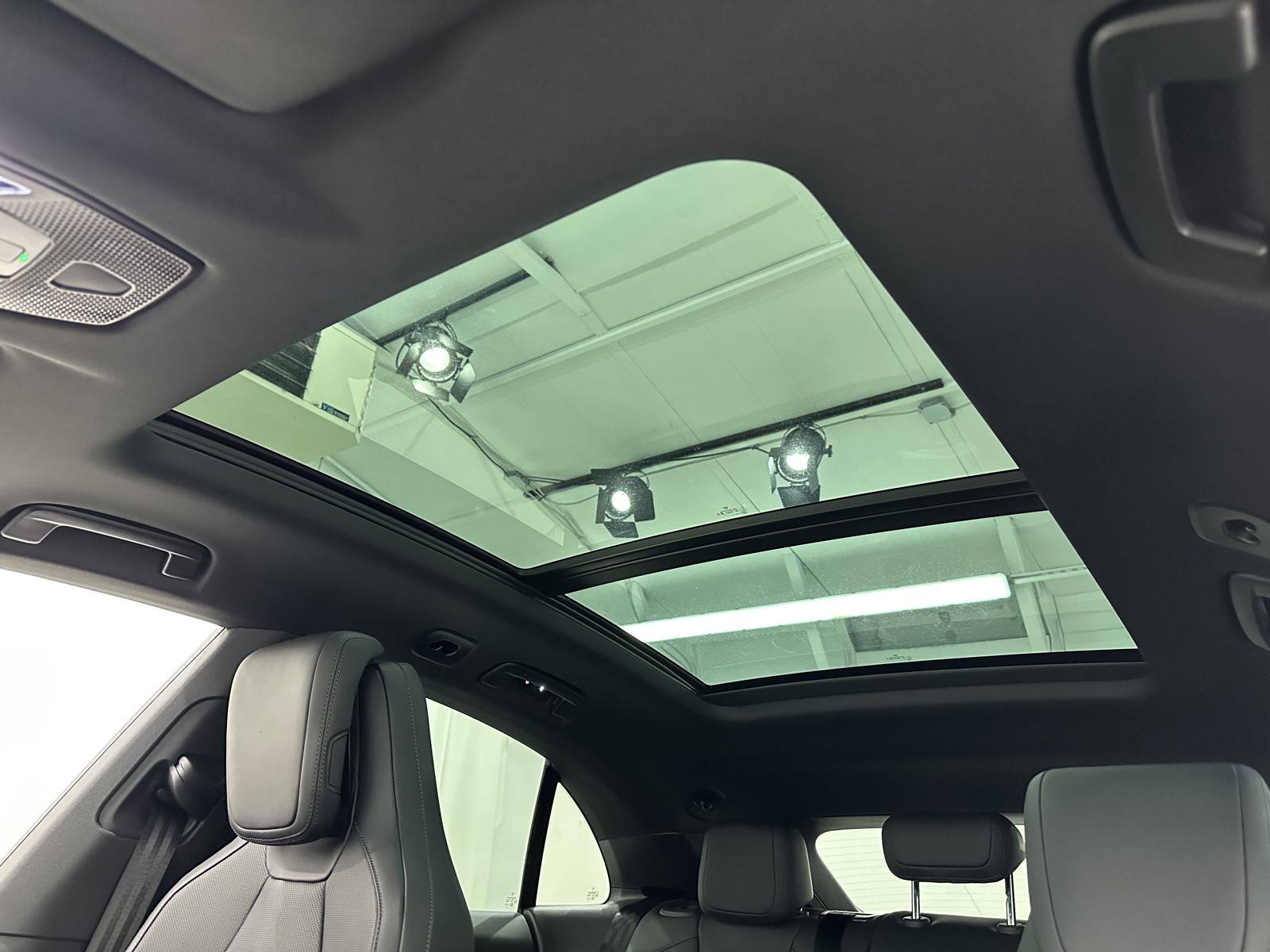 Certified 2025 Porsche Macan Electric image 33