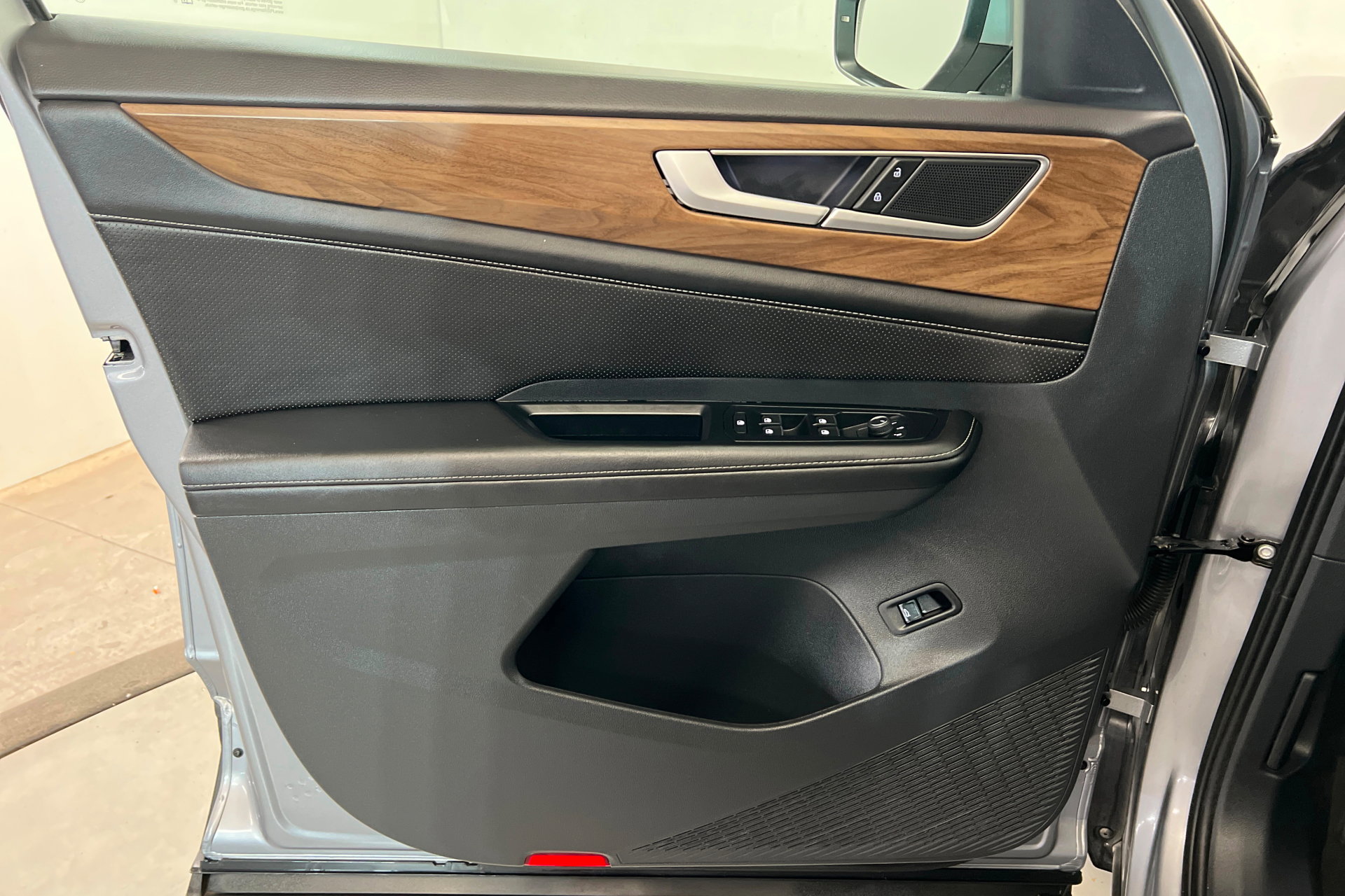 Used 2025 Volkswagen Atlas SE AWD/4WD image 15