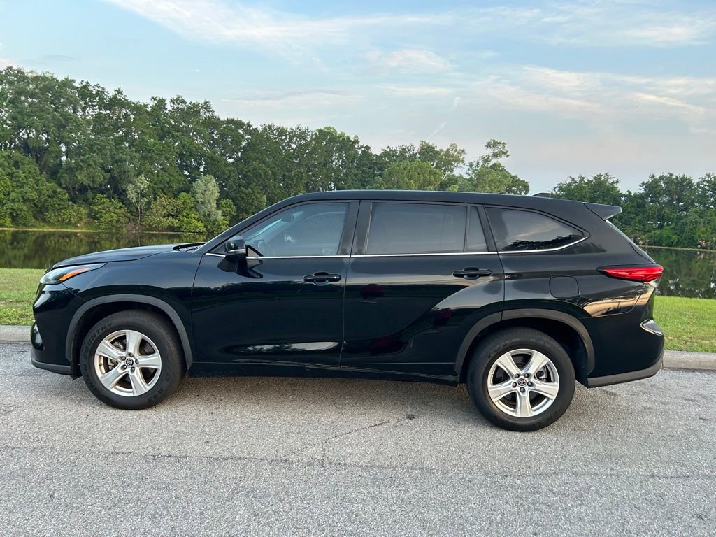 Used 2023 Toyota Highlander LE FWD image 3
