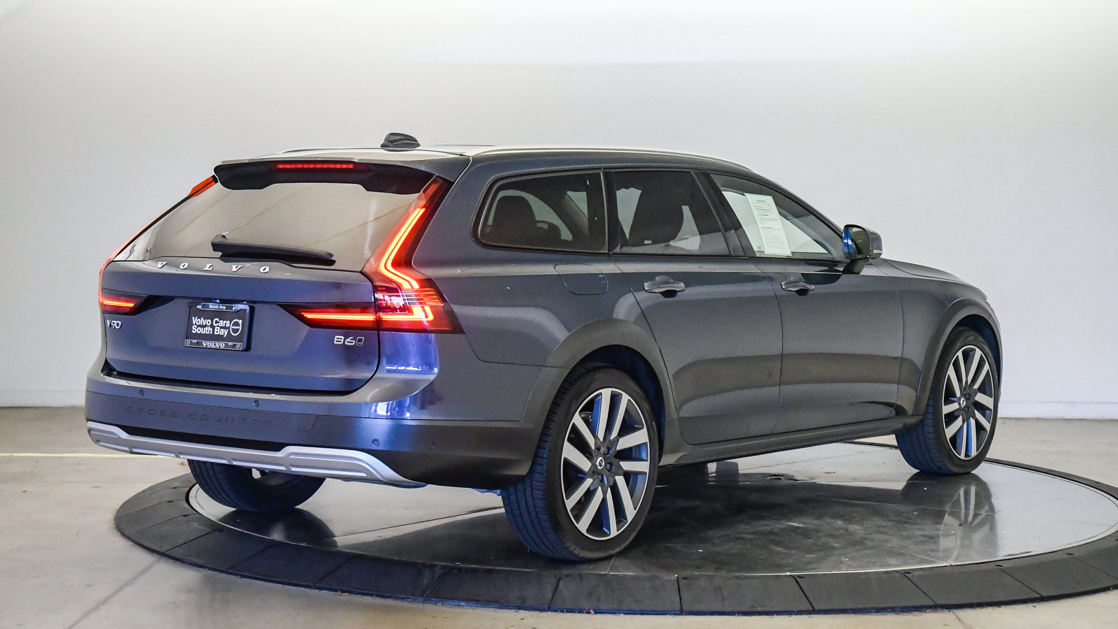 Certified 2025 Volvo V90 B6 Cross Country Plus AWD/4WD image 5