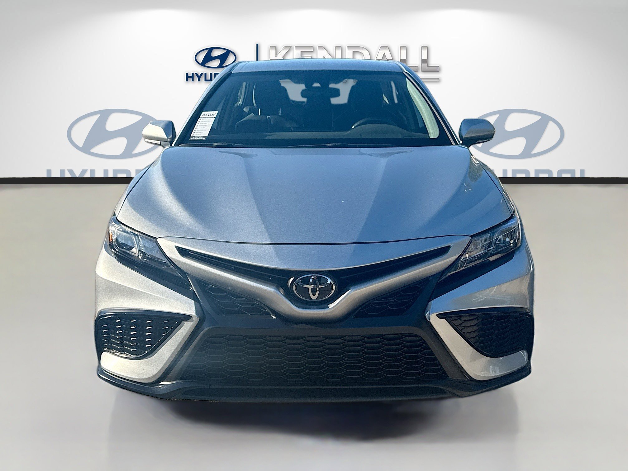 Used 2023 Toyota Camry SE image 2