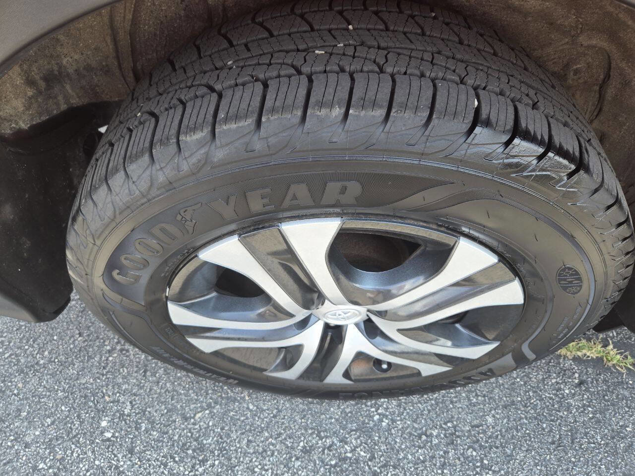 Used 2017 Toyota RAV4 LE image 21