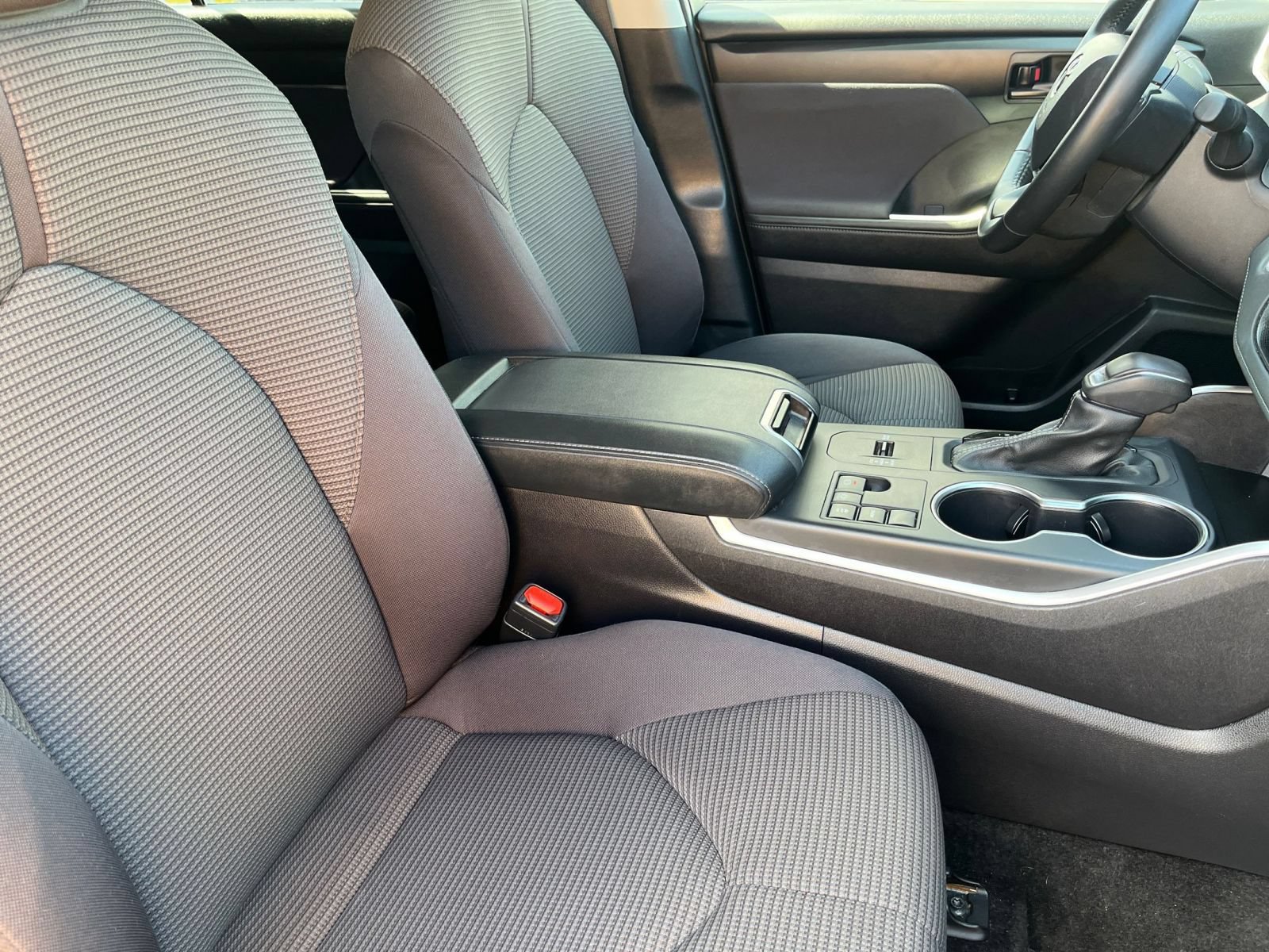 Used 2025 Toyota Highlander LE FWD image 40