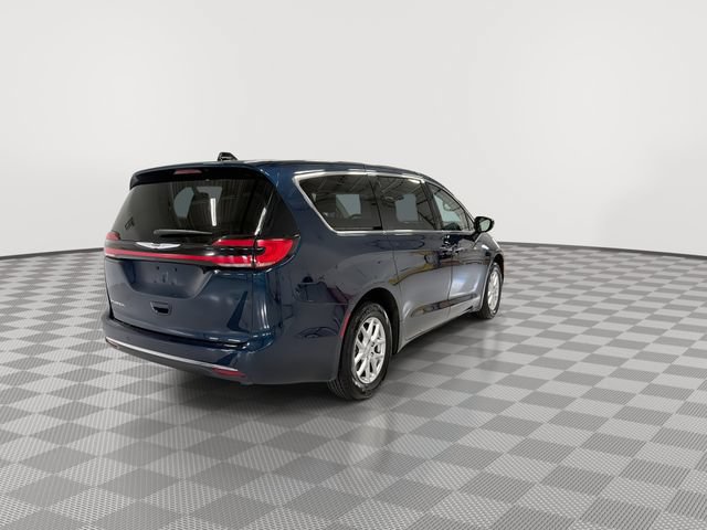 Used 2024 Chrysler Pacifica Touring-L FWD image 10