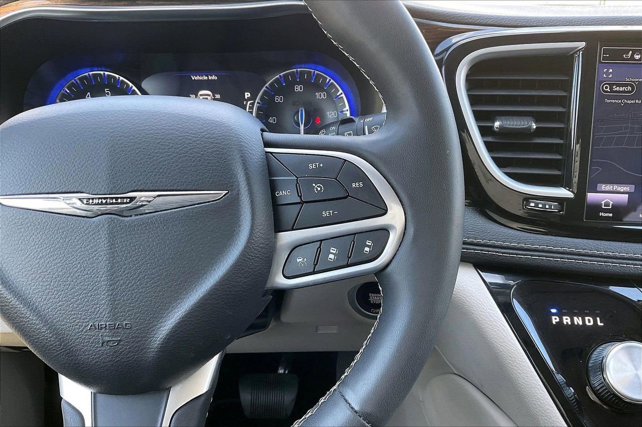 Used 2023 Chrysler Pacifica Limited image 33