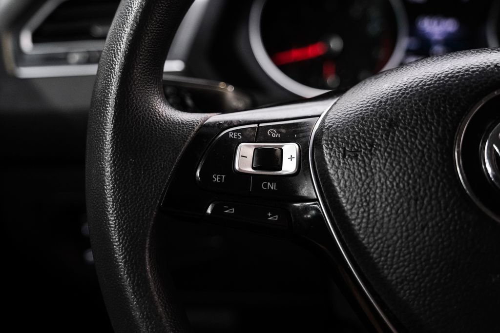 Used 2018 Volkswagen Tiguan S image 17