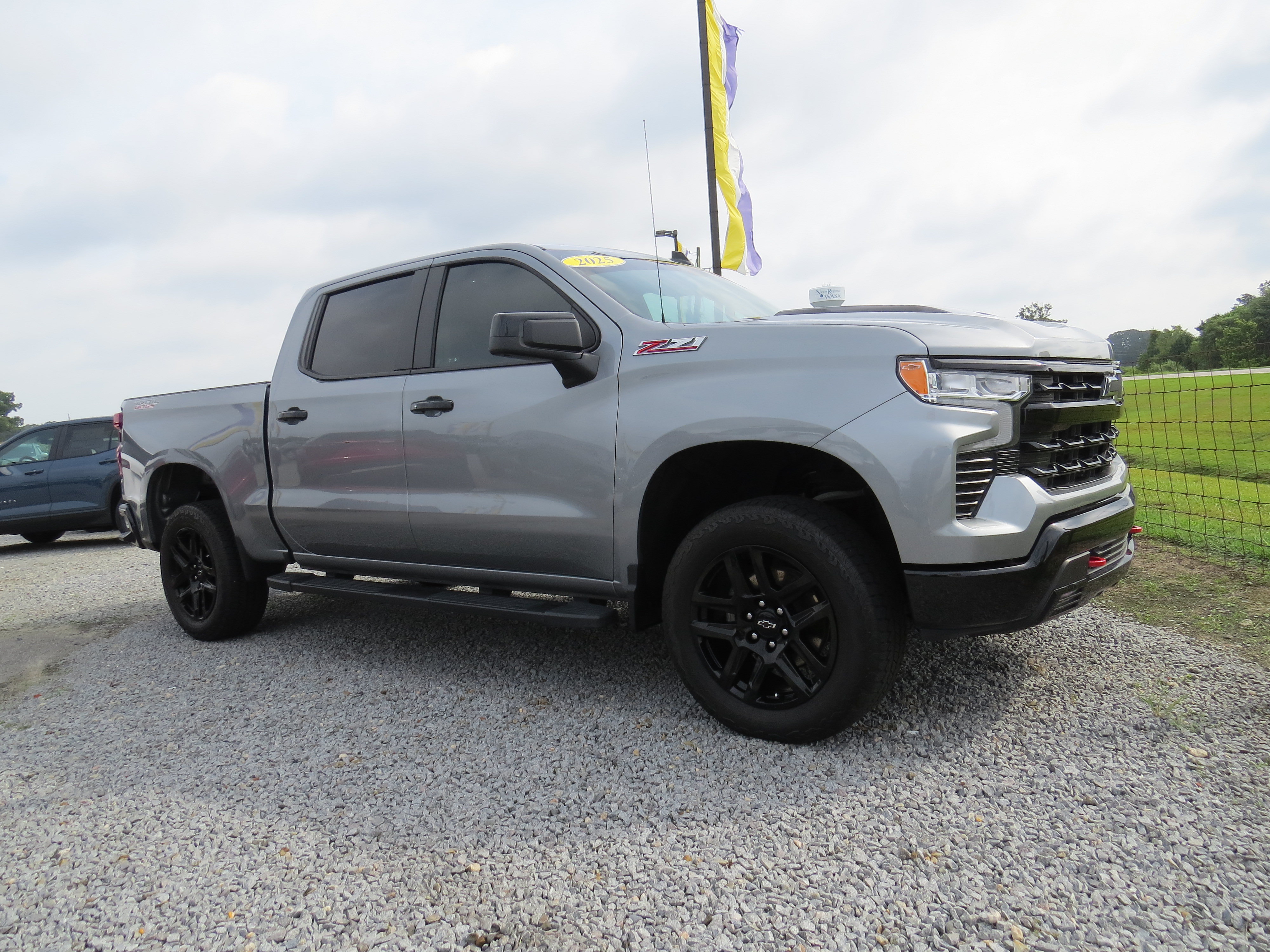 Used 2025 Chevrolet Silverado 1500 LT Trail Boss w/ Convenience Package II AWD/4WD image 2