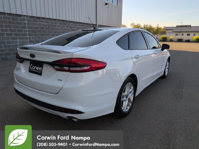 Used 2018 Ford Fusion SE w/ Fusion SE Technology Package FWD image 3