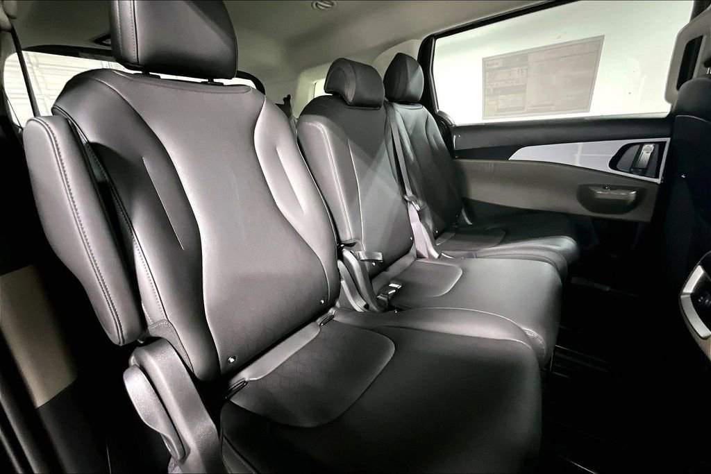 New 2026 Kia Carnival FWD image 9