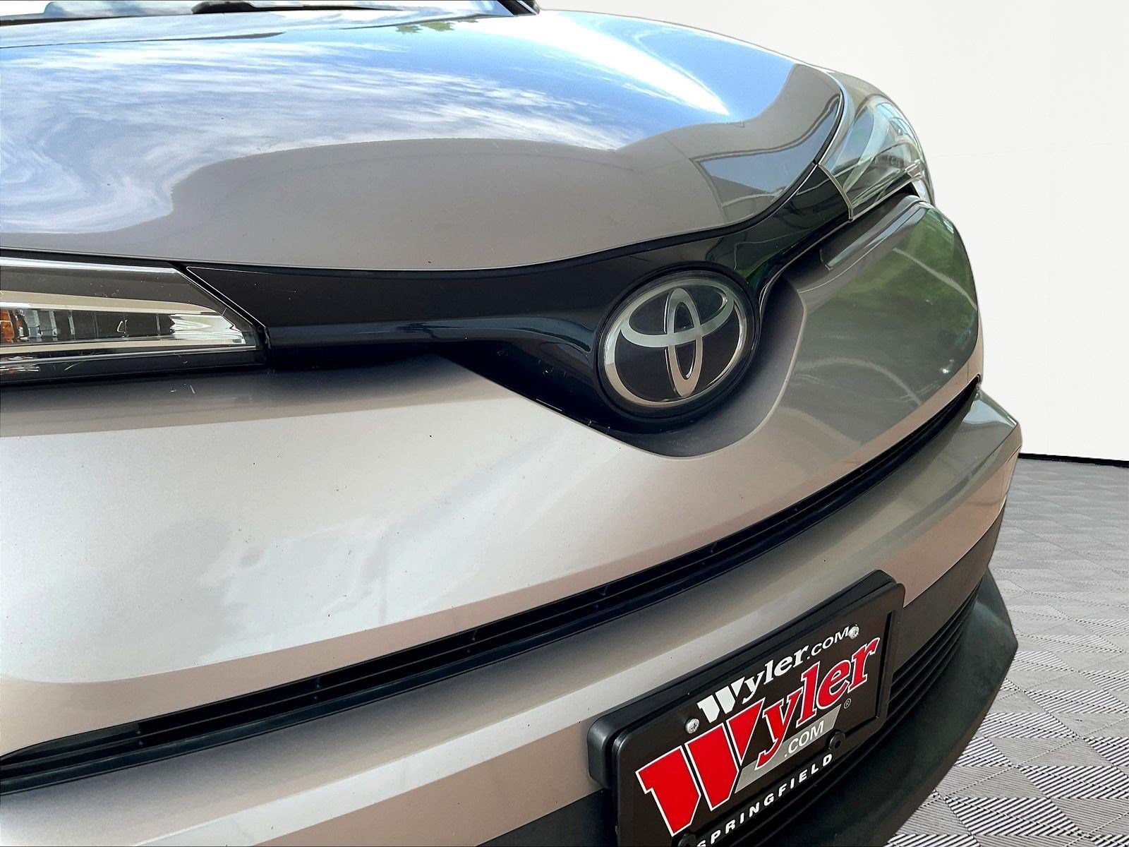 Used 2019 Toyota C-HR Limited FWD image 30