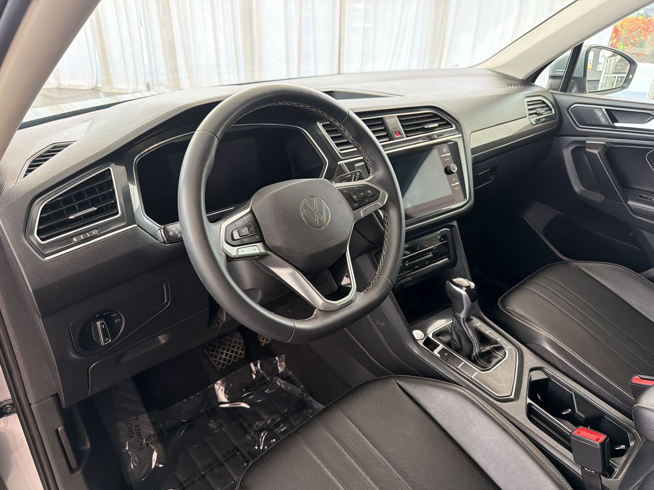 Used 2022 Volkswagen Tiguan SE FWD image 4