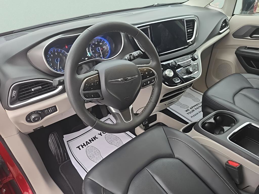 Used 2024 Chrysler Pacifica Touring-L FWD image 14