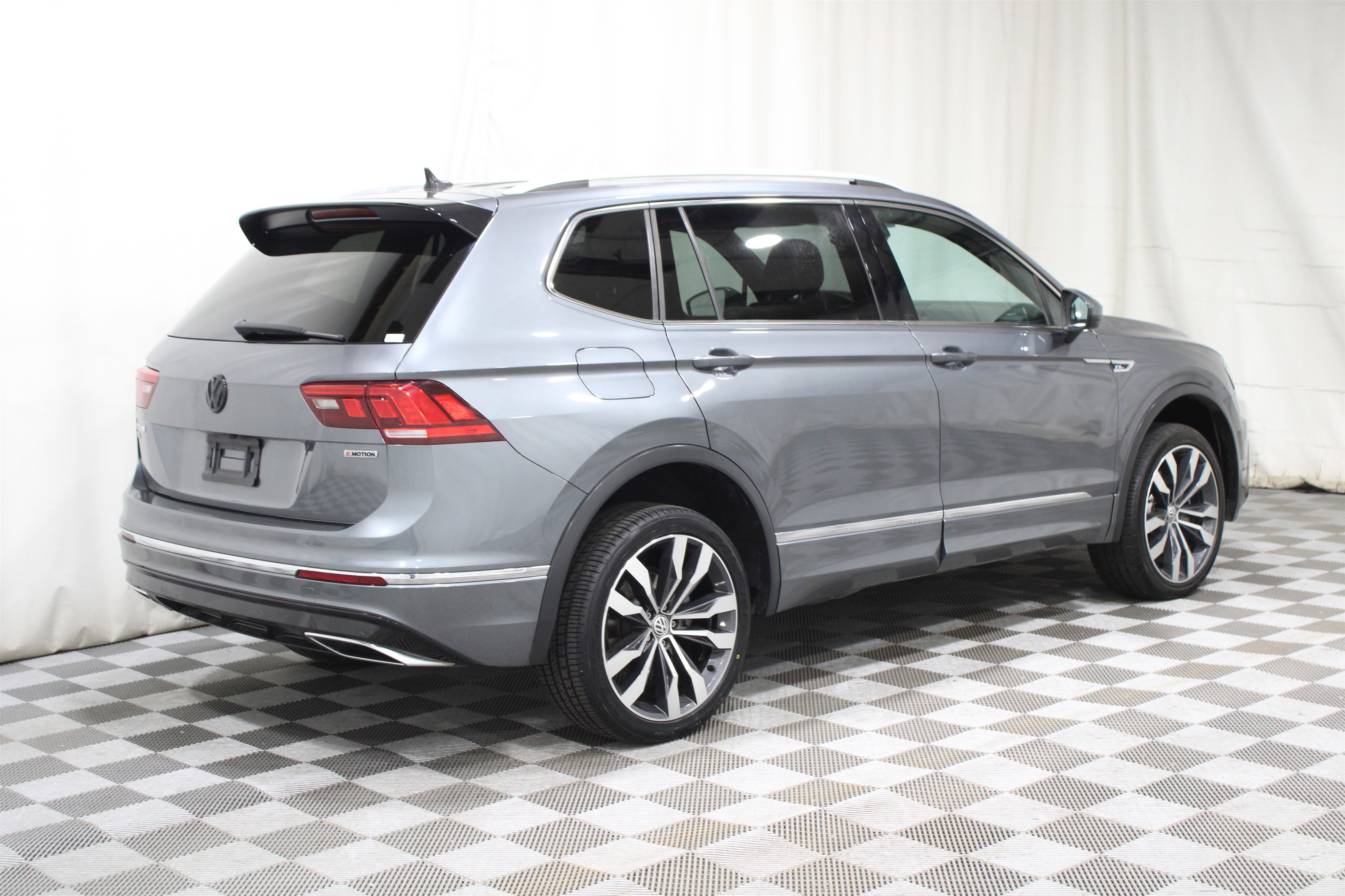 Used 2021 Volkswagen Tiguan SEL Premium R-Line AWD/4WD image 32