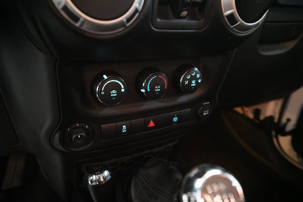 Used 2015 Jeep Wrangler Unlimited Sahara w/ Connectivity Group image 19