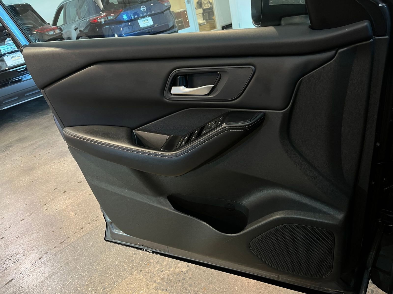 Used 2025 Nissan Rogue SV FWD image 18