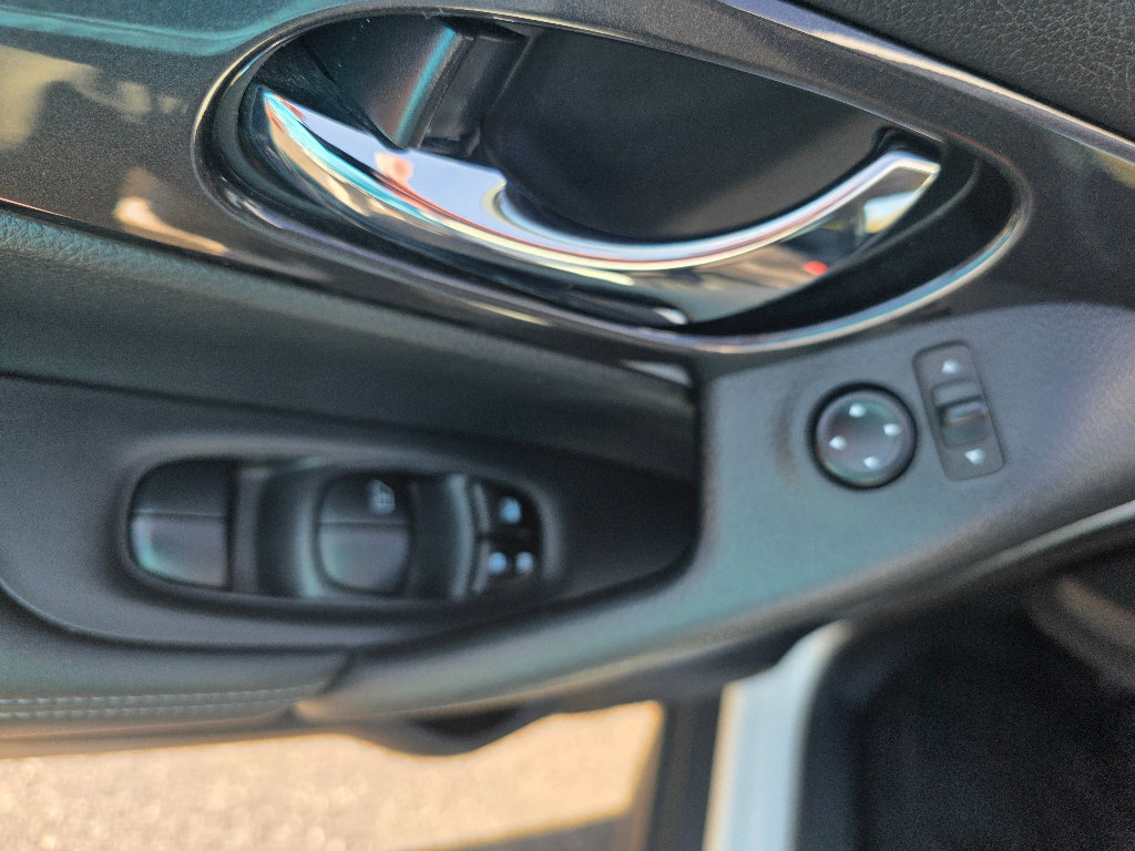 Used 2020 Nissan Rogue SV image 11