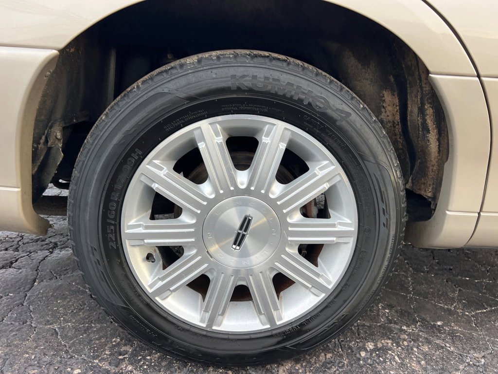 Used 2009 Lincoln Town Car Signature Limited image 34