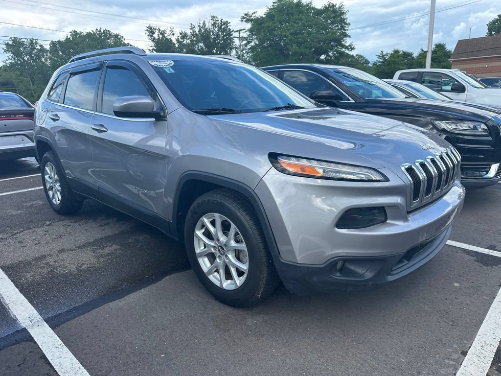 Used 2017 Jeep Cherokee Latitude FWD image 3