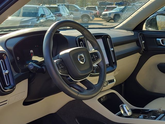 Used 2023 Volvo XC40 B5 Plus image 10