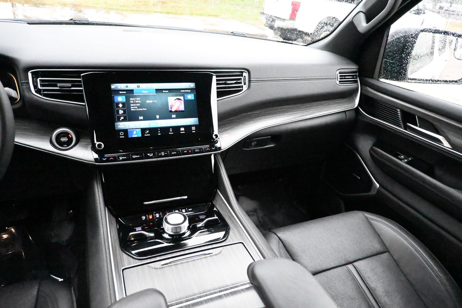 Used 2024 Jeep Wagoneer Series III AWD/4WD image 15
