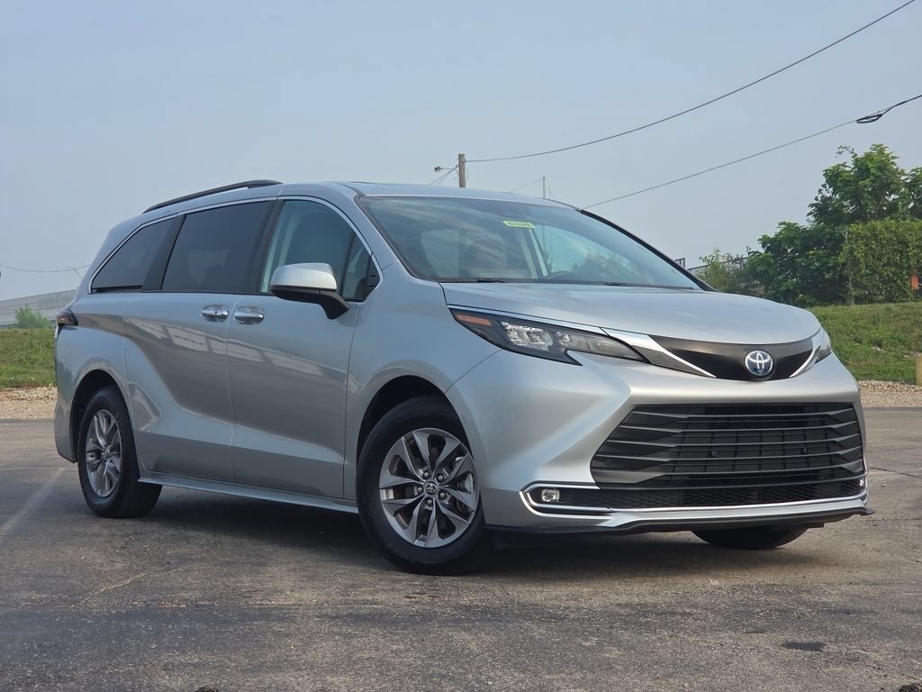 Used 2024 Toyota Sienna XLE FWD image 2