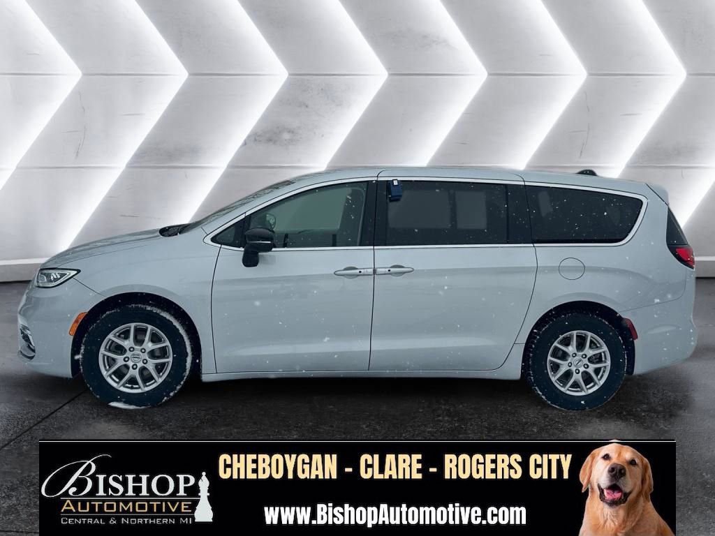 Used 2024 Chrysler Pacifica Touring-L FWD image 16