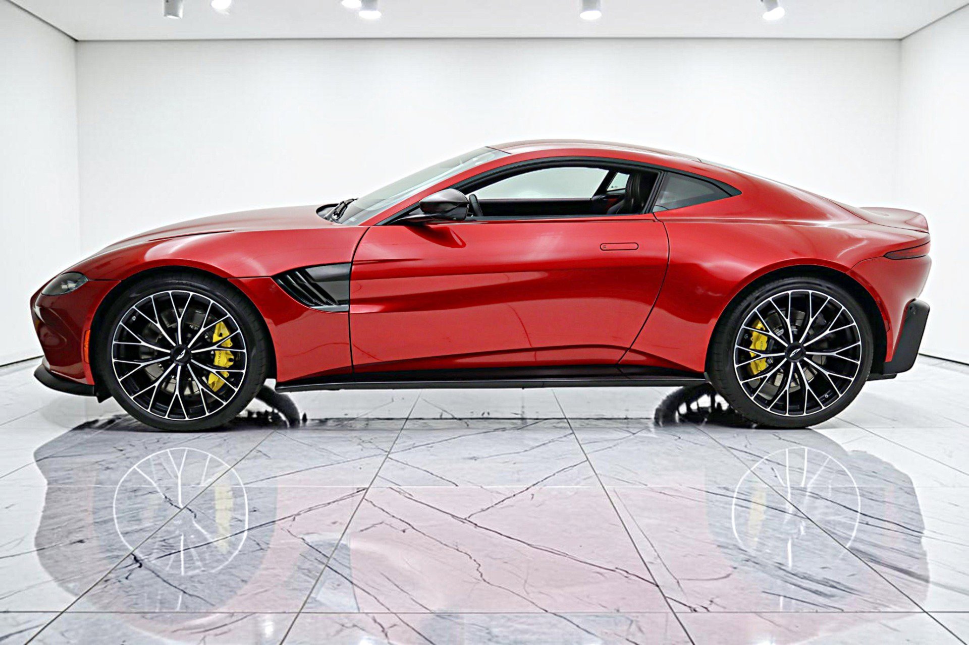 Used 2023 Aston Martin V8 Vantage Coupe RWD image 3