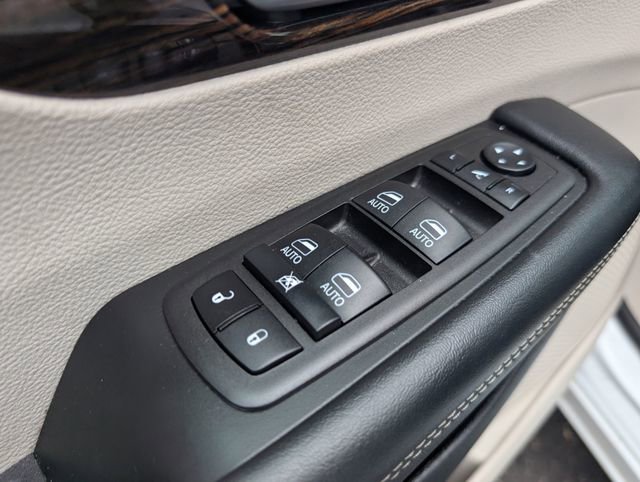 Used 2023 Chrysler Pacifica Limited FWD image 13