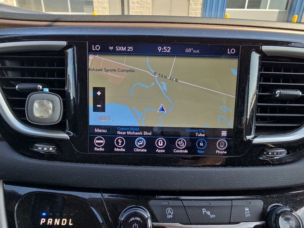 Used 2018 Chrysler Pacifica Touring-L FWD image 21