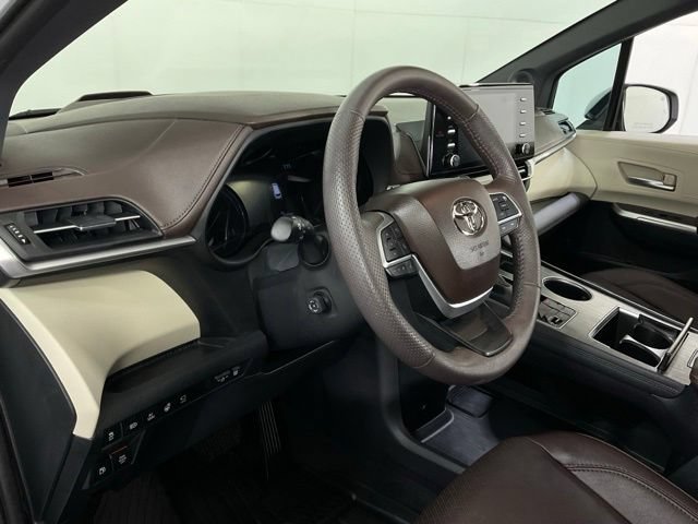 Used 2023 Toyota Sienna Platinum AWD/4WD image 15