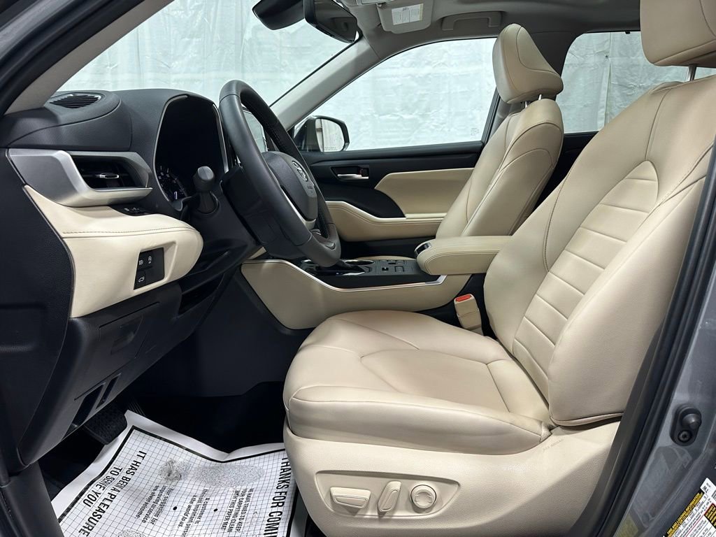 Used 2025 Toyota Highlander XLE image 14